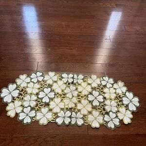 NWOT Clover Table Runner